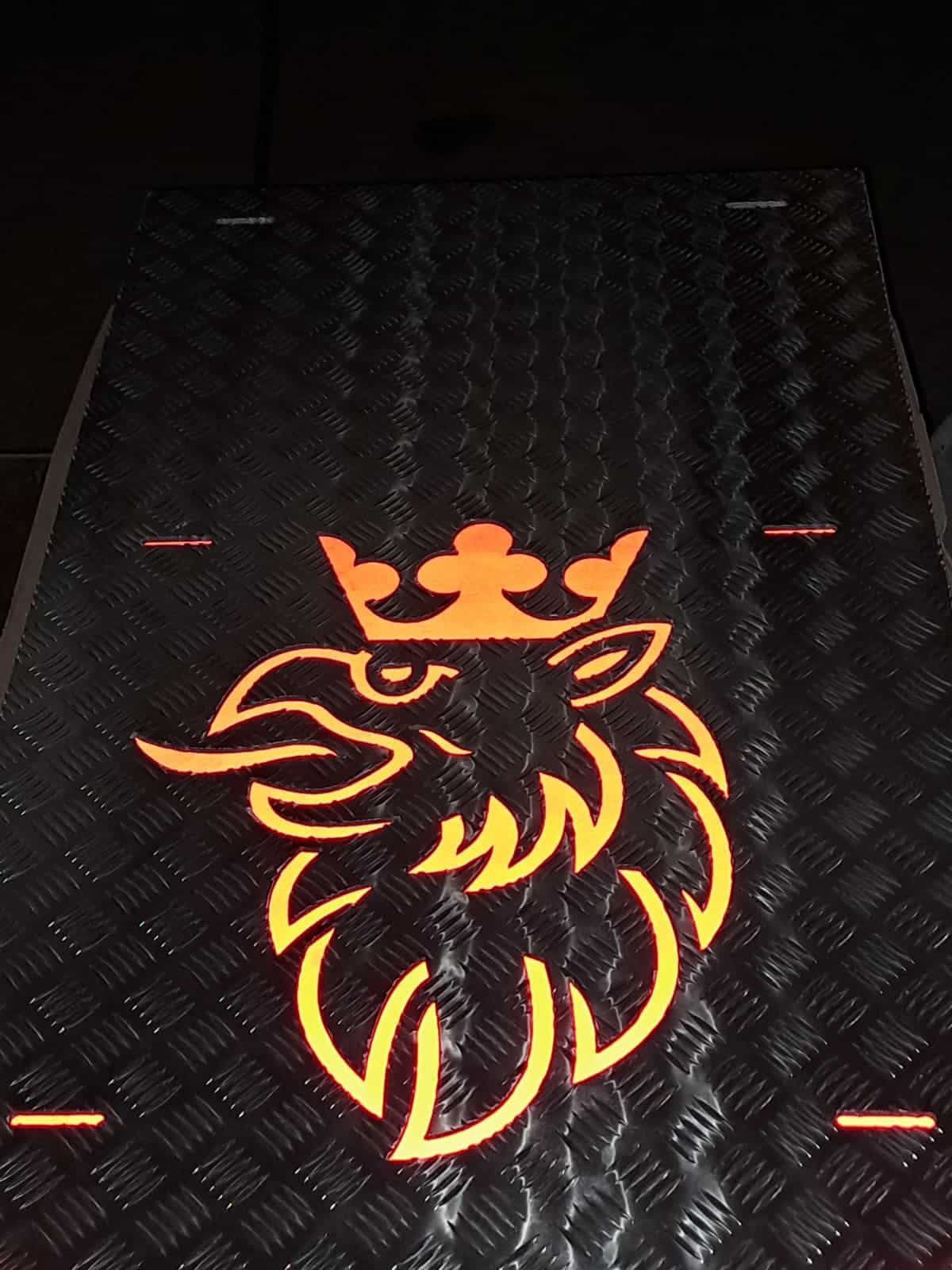 Den retroreflekterande dekalen bakom griffonmotivet lyser upp i mörker när ljus träffar plattan.